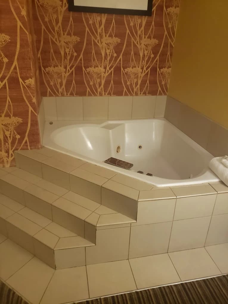 Courtyard Florence Jacuzzi room