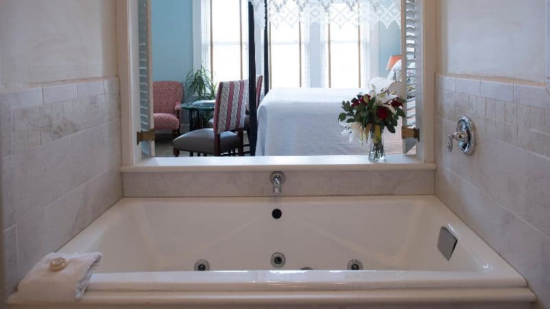 Fulton Lane Inn Jacuzzi room