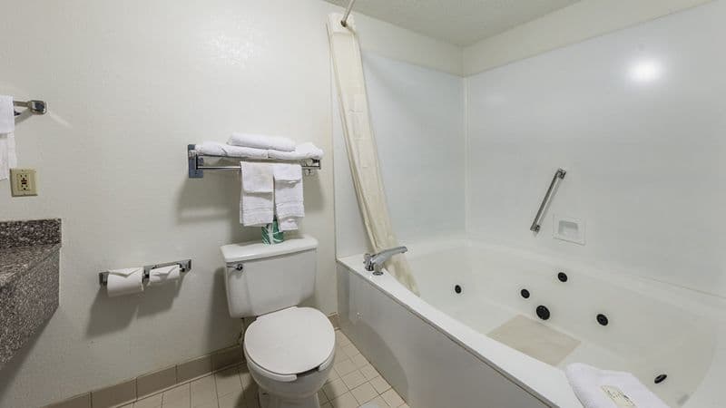 Quality Inn Simpsonville-Greenville Jacuzzi room