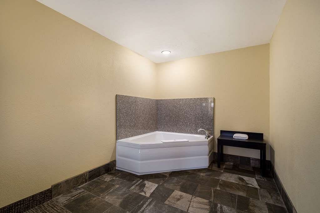 Comfort Inn Yankton SD Jacuzzi room