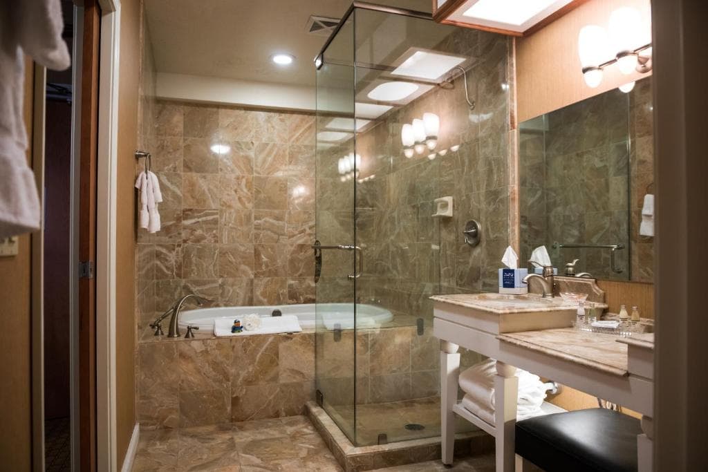Mineral Palace Hotel and Gaming Jacuzzi room