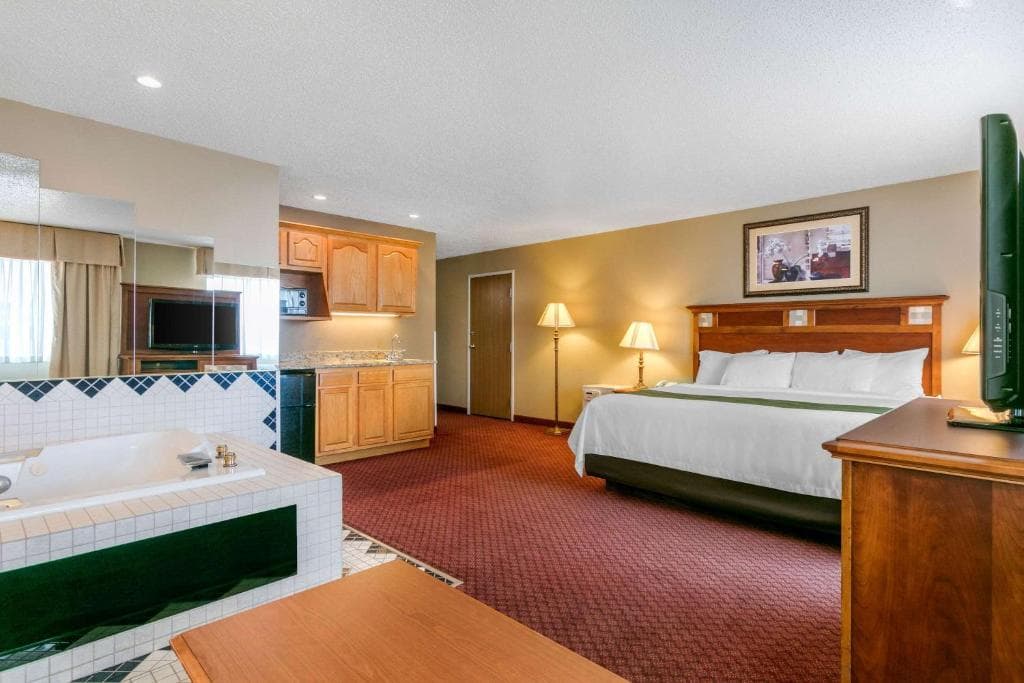 Quality Inn Rapid City Jacuzzi room