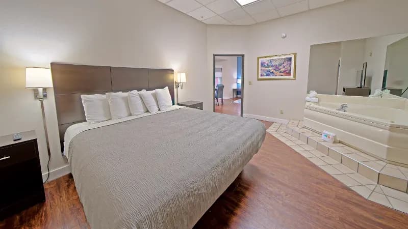 All Season Suites Pigeon Forge Jacuzzi room