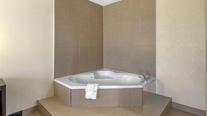 Best Western Suites Near Opryland Jacuzzi room