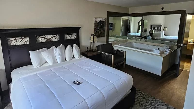 Black Bear Inn & Suites Jacuzzi room