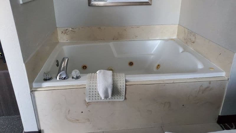 Clarion Inn Willow River Jacuzzi room