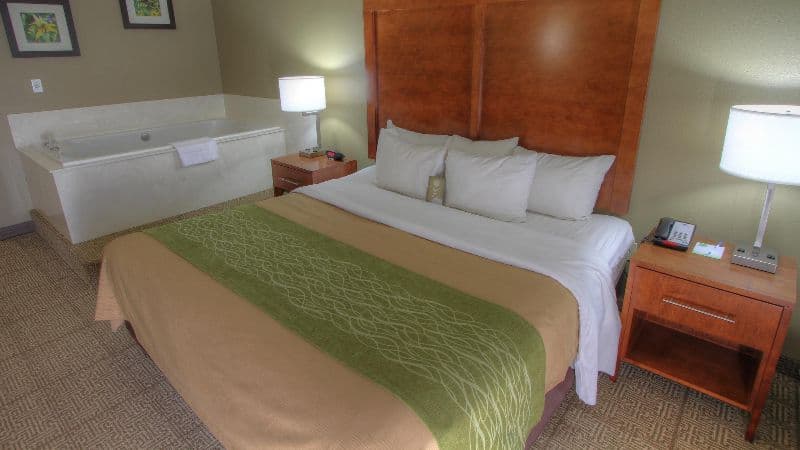 Comfort Inn & Suites at Dollywood Lane Jacuzzi room