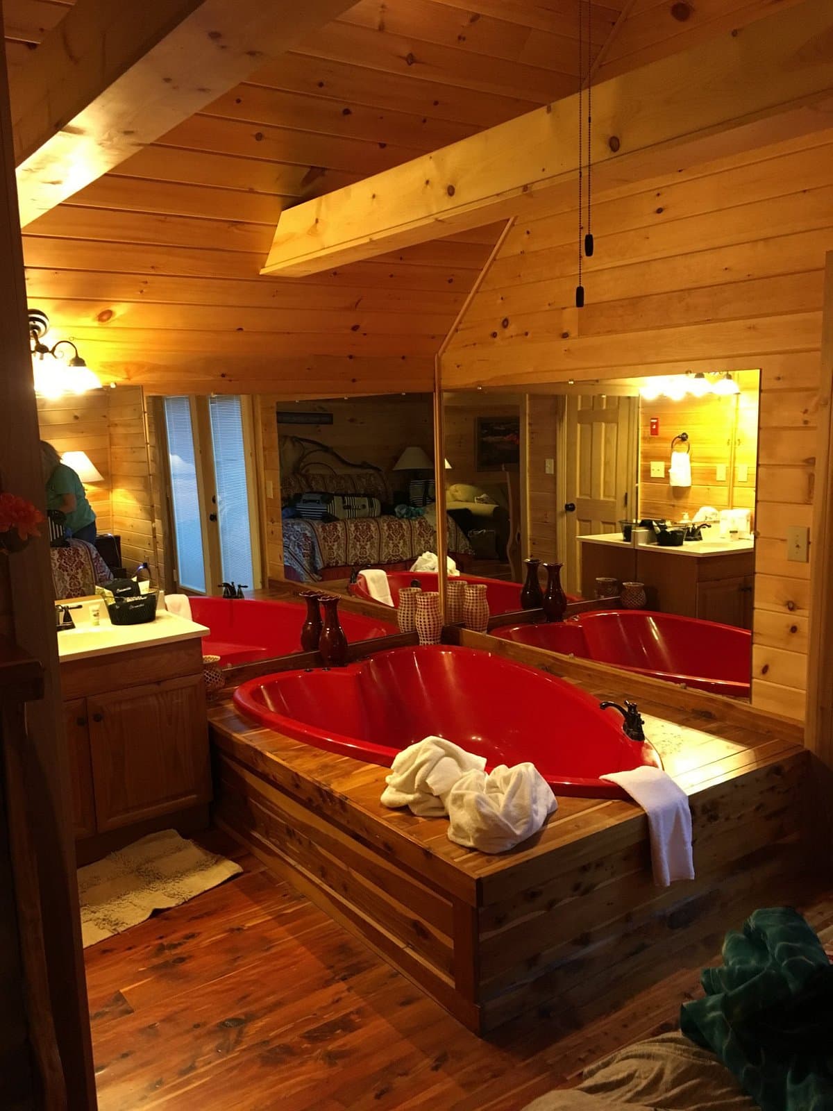 Honeymoon Hills Cabin Rentals Jacuzzi room