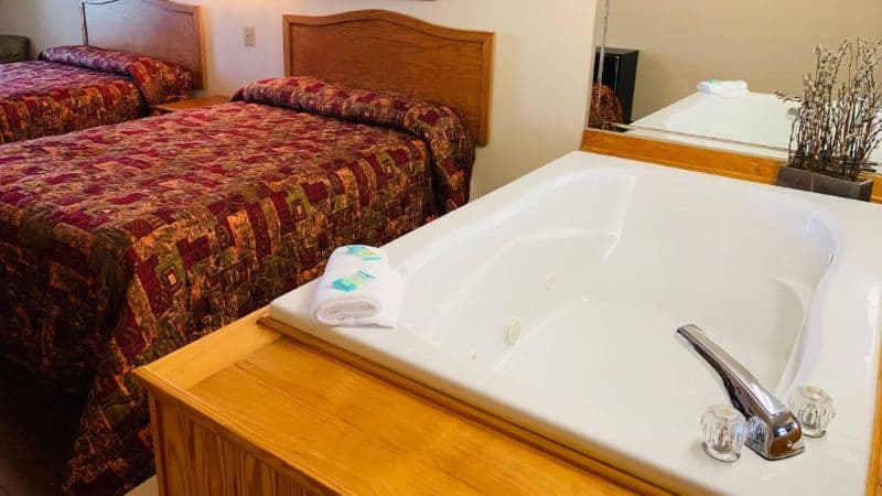 Landmark Inn Jacuzzi room