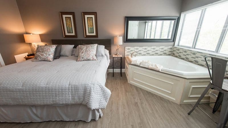 Laurel Inn Condominiums Jacuzzi room