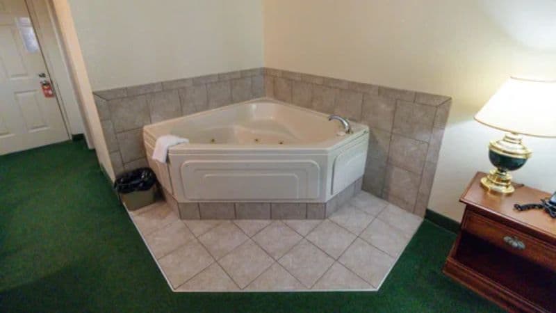 Norma-Dan Motel Jacuzzi room