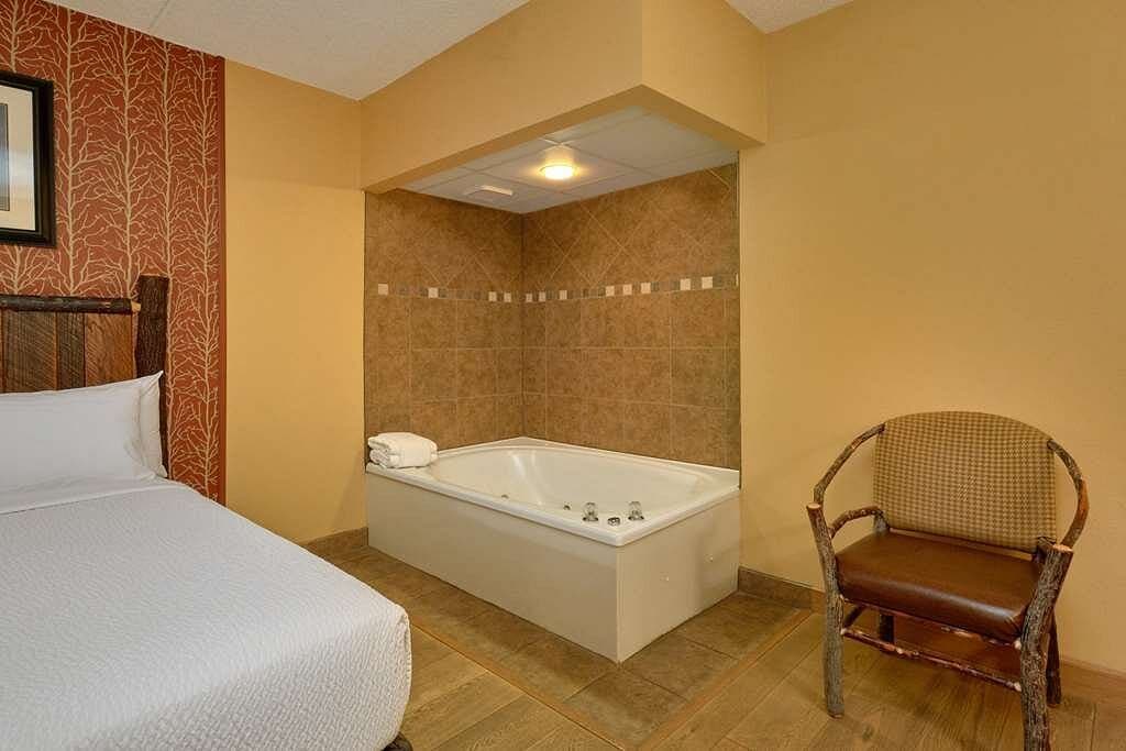 Old Creek Lodge Jacuzzi room