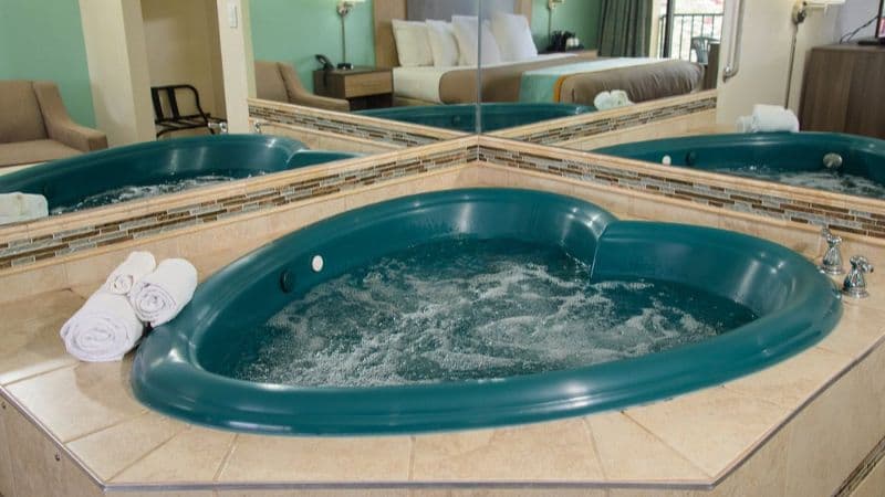 Pigeon River Inn Jacuzzi room