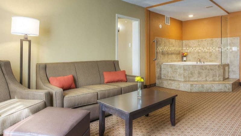 Quality Inn & Suites Chattanooga Jacuzzi room