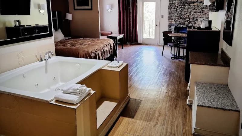 Quality Inn & Suites Gatlinburg Jacuzzi room