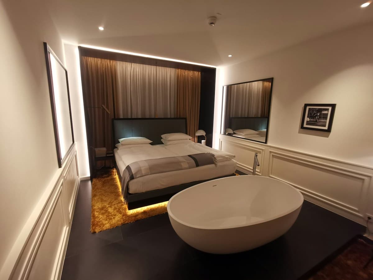 Ramada by Wyndham Lebanon Jacuzzi room