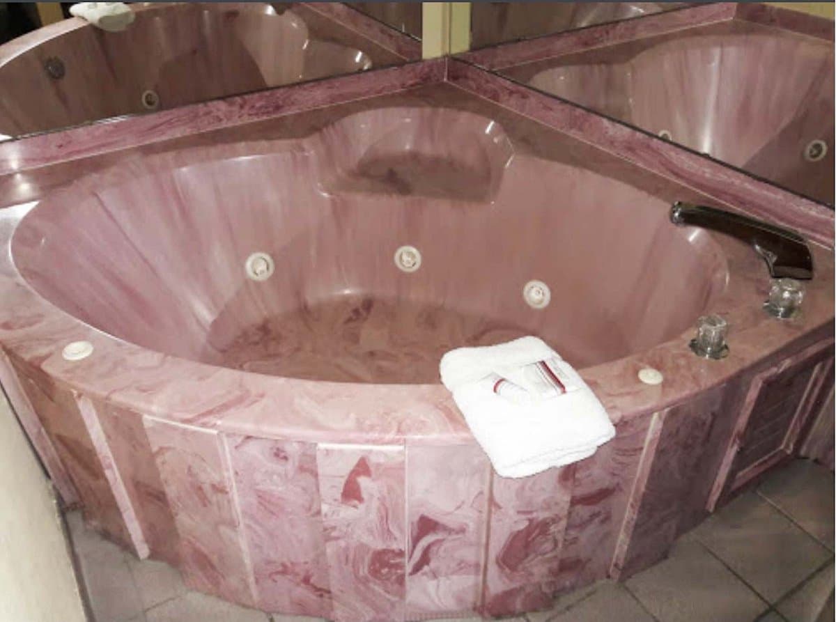 Red Roof Inn Clarksville Jacuzzi room