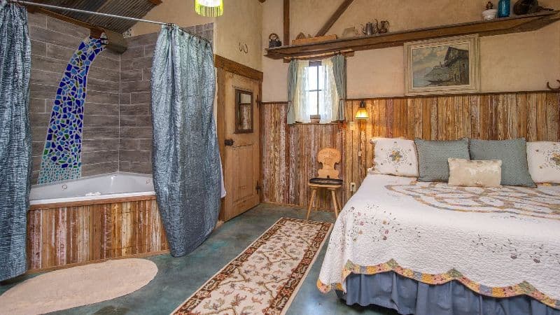 Barons Creekside Jacuzzi room