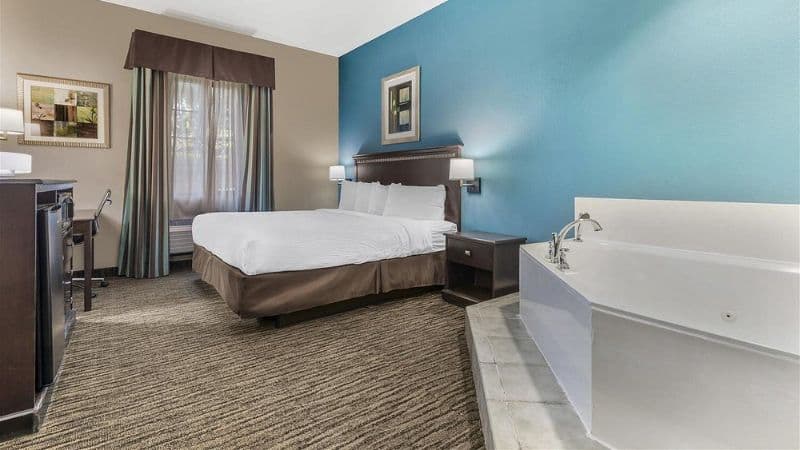 Best Western Mineola Inn Jacuzzi room