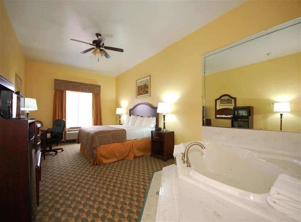 Best Western Plus Manvel Jacuzzi room