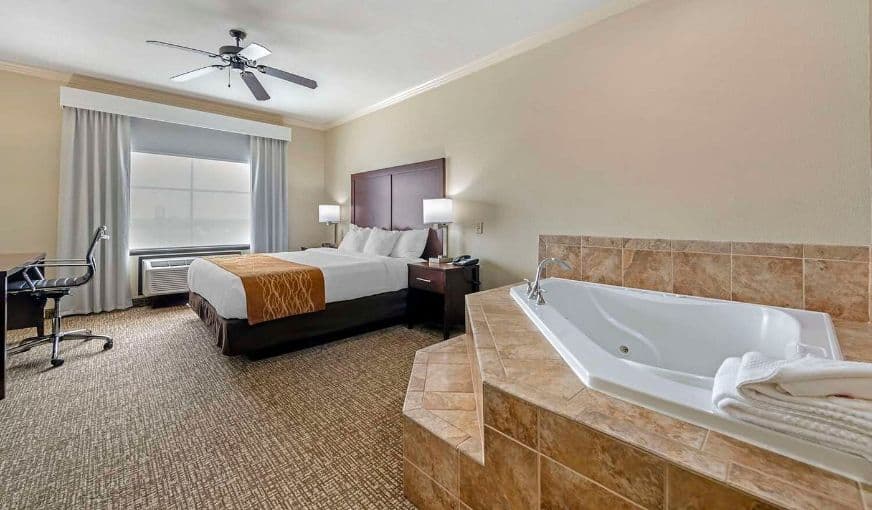 Comfort Inn & Suites Fort Worth – Fossil Creek Jacuzzi room