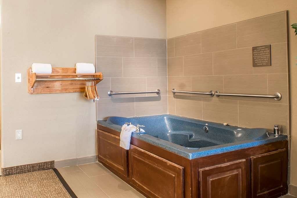 Comfort Inn Edinburg Jacuzzi room