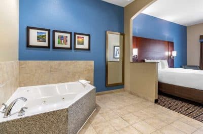 Comfort Suites Jacuzzi room