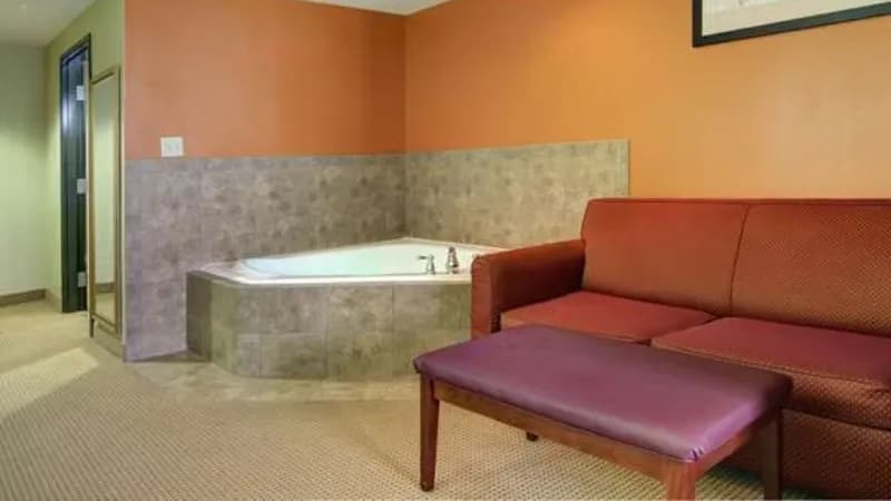 Comfort Suites El Paso West Jacuzzi room