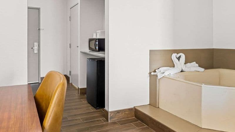 Comfort Suites Lindale – Tyler North Jacuzzi room