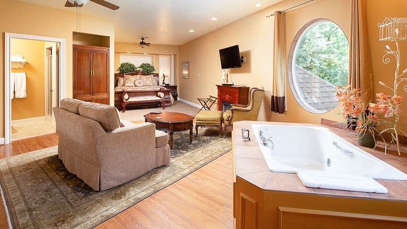 Creekhaven Inn & Spa Jacuzzi room