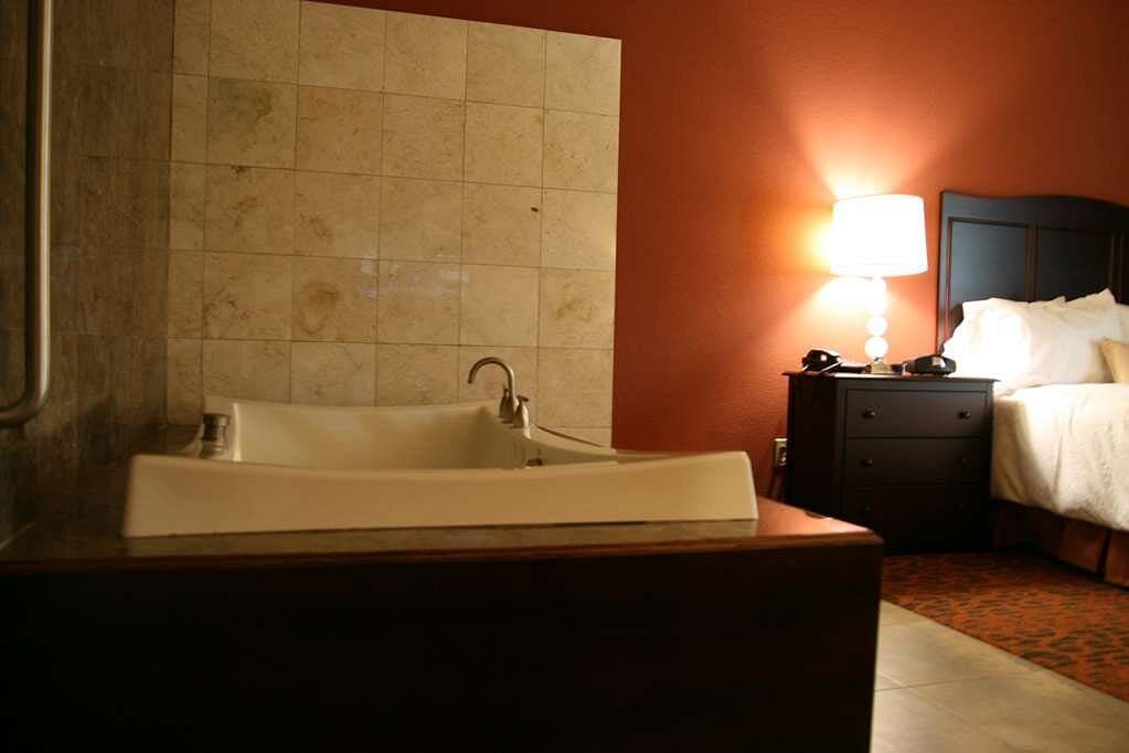 Hampton Inn & Suites Mission Jacuzzi room