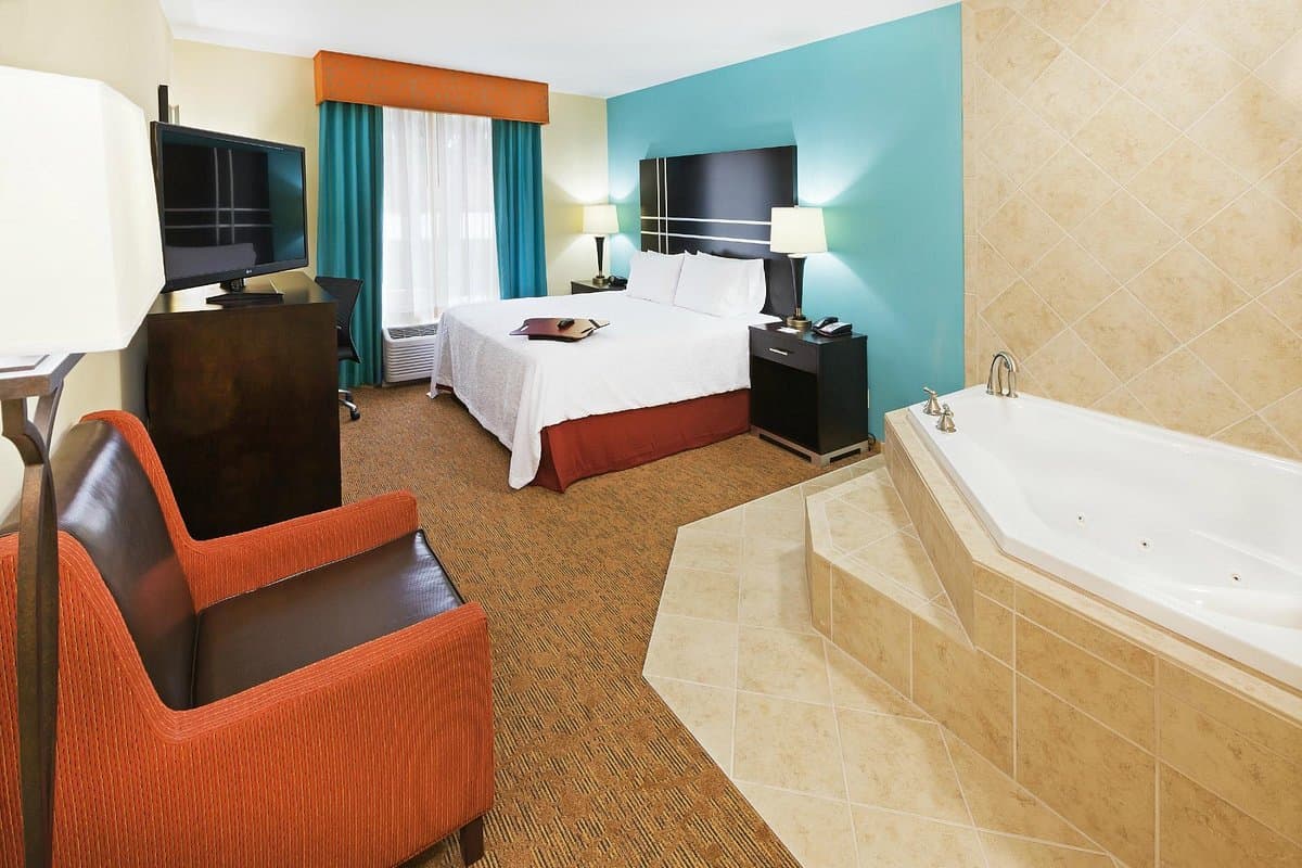 Hampton Inn Austin Oak Hill Jacuzzi room