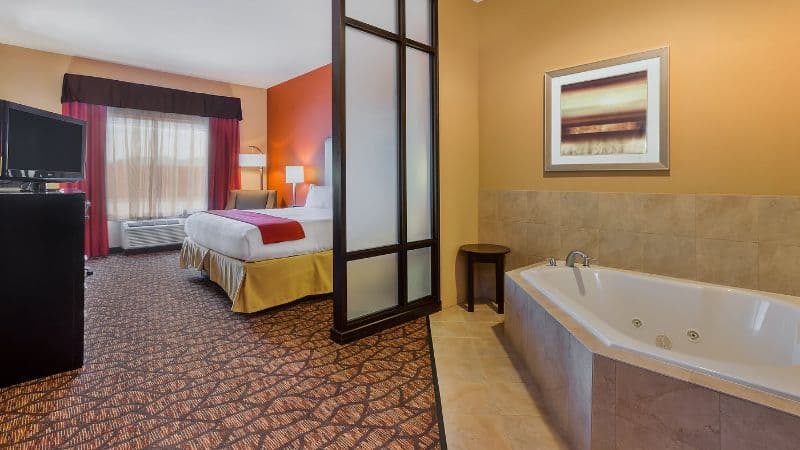 Holiday Inn Express & Suites Alpine Southeast, an IHG Hotel Jacuzzi room