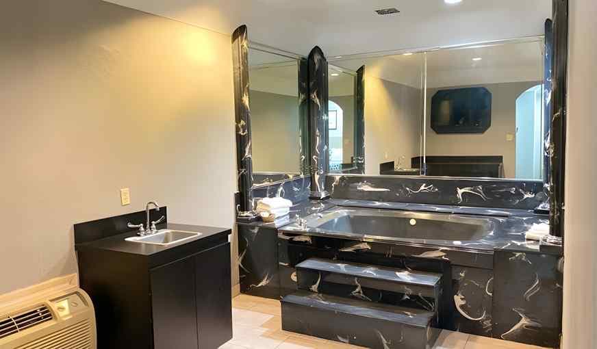 Island Suites Hobby Airport Jacuzzi room