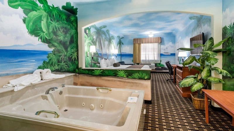 Motel 6 Tyler Jacuzzi room