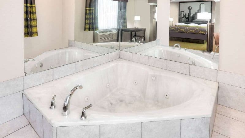 Super 8 by Wyndham Bedford DFW Airport West Jacuzzi room