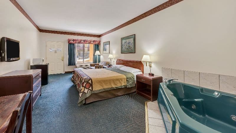 Super 8 by Wyndham Weslaco Jacuzzi room