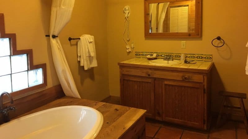 The Maverick Inn Jacuzzi room