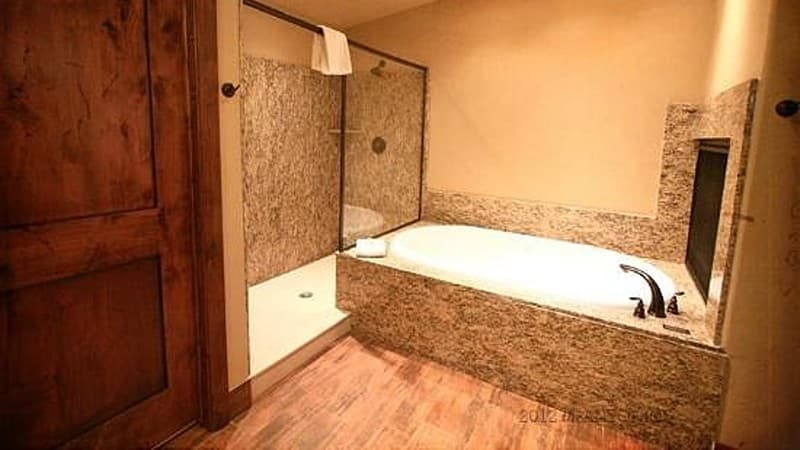 Cable Mountain Lodge Jacuzzi room
