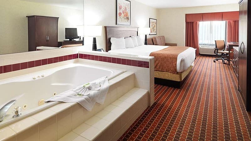 Crystal Inn Hotel & Suites Jacuzzi room