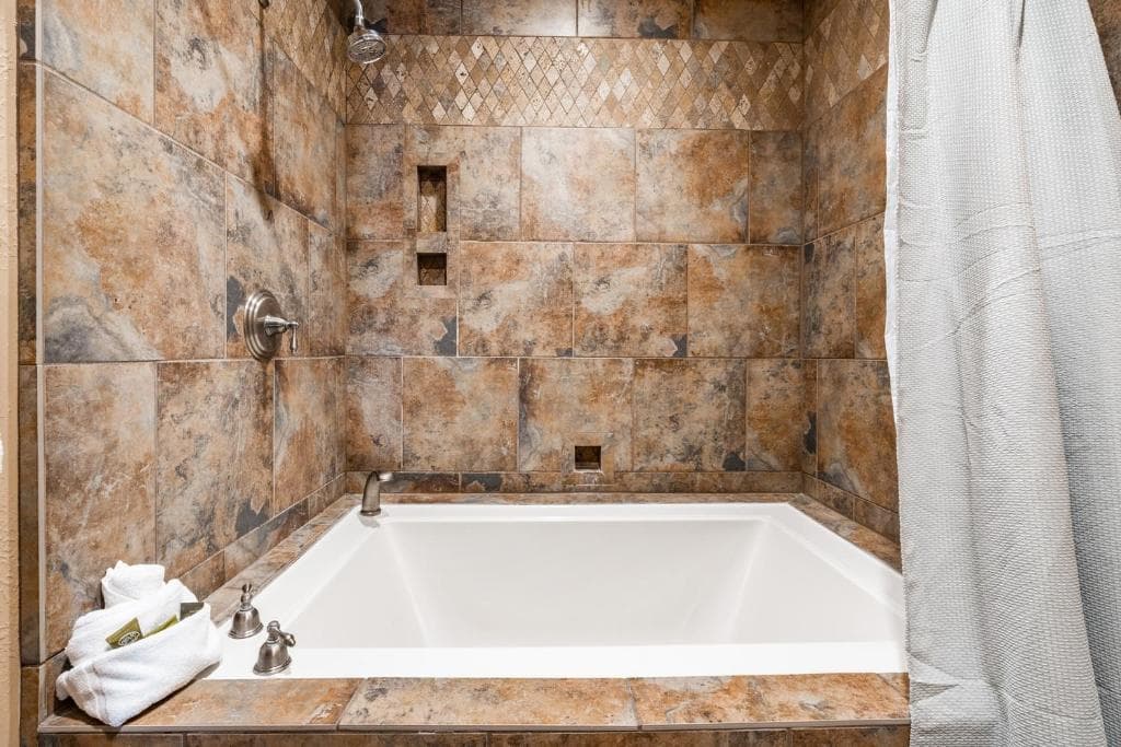 Silver King Jacuzzi room