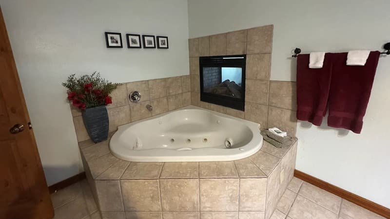 Slot Canyons Inn Jacuzzi room