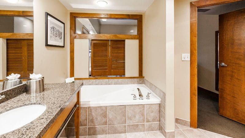 Sundial Lodge Jacuzzi room