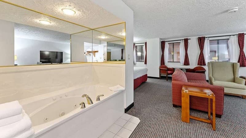 The Cairn Hotel Jacuzzi room