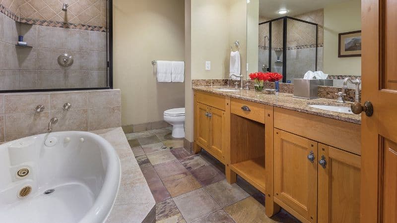 The Miners Club Jacuzzi room