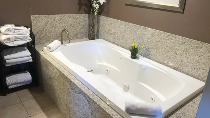 Wingate by Wyndham St. George Jacuzzi room