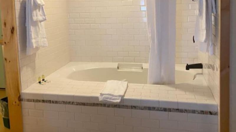 Bromley View Inn Jacuzzi room