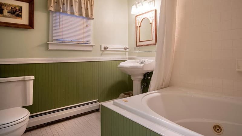 Cooper Hill Inn Jacuzzi room