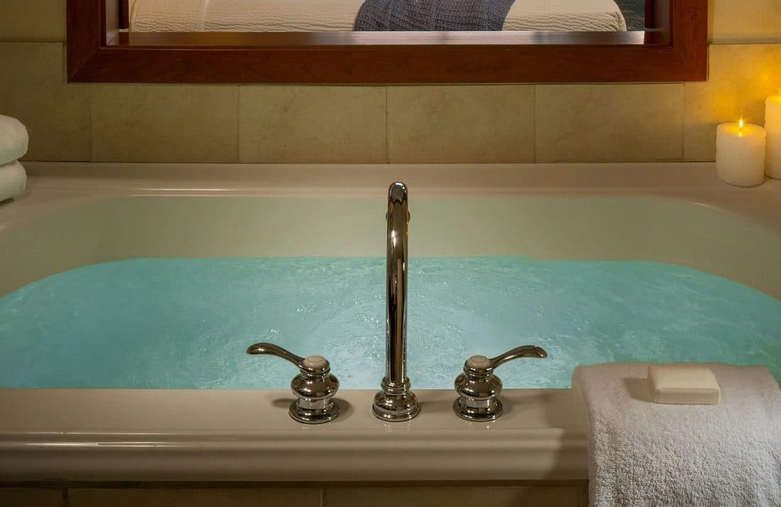 Courtyard Burlington Harbor Jacuzzi room