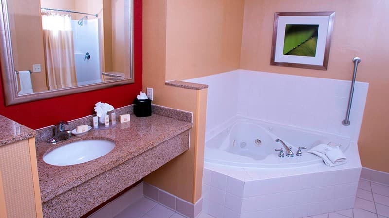 Courtyard Middlebury Jacuzzi room